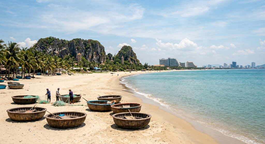 Пляж с круглыми лодками